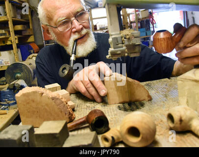 Pfeifenmachers Peter Lehmann arbeitet an neuen Tabakpfeifen in seiner Lehmann-Werkstatt, die er zusammen mit seiner Frau, Holz Designer Martina Abicht-Lehmann, seit 1989 in Hausdorf bei Colditz, Deutschland, 28. Juni 2017 läuft. Der passionierte Pfeifenraucher produziert seit vielen Jahren handgefertigte Pfeifen aus Meerschaum Stein, Ebenholz, Mooreiche, Olivenholz oder Briarwood gemacht die fertigen nach individuellen Wünschen des Kunden und finden ihren Weg zu vielen Destinationen auf der ganzen Welt rauchen. Von den ca. 2500 Pfeifen, die er produzierte, einige fanden ihren Weg nach Hollywood und Babelsberg.Colditz, Deutschland Stockfoto