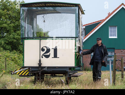 Christian Roll, der Manager des Zuges Pferd bringt einen Wagen in Position mit einem Track-Schalter vor der Plattform für die untergegangenen Eisenbahn an der der Ostsee-Insel Spiekeroog in Niedersachsen am 11. Juli 2017. Museumszug in East Fresia ist das einzige Pferd Zug noch in Deutschland in Betrieb. Es wurde im Jahr 1981 als Eisenbahn geschlossen aber ist immer noch beliebt bei Touristen. Foto: Ingo Wagner/dpa Stockfoto