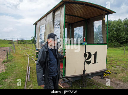 Christian Roll, der Manager des Zuges Pferd bringt einen Wagen in Position mit einem Track-Schalter vor der Plattform für die untergegangenen Eisenbahn an der der Ostsee-Insel Spiekeroog in Niedersachsen am 11. Juli 2017. Museumszug in East Fresia ist das einzige Pferd Zug noch in Deutschland in Betrieb. Es wurde im Jahr 1981 als Eisenbahn geschlossen aber ist immer noch beliebt bei Touristen. Foto: Ingo Wagner/dpa Stockfoto