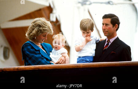 31. August 2017 feiert 20 Jahre seit Prinzessin Dianas Tod. Diana Princess of Wales starb an schweren Verletzungen in den frühen Morgenstunden des 31. August 1997 nach einem Autounfall in Paris. Im Bild: 1992 - Prinzessin Diana und Prinz Charles, Prinz William und Prinz Harry. Bildnachweis: Globus Photos/ZUMAPRESS.com/Alamy Live-Nachrichten Stockfoto