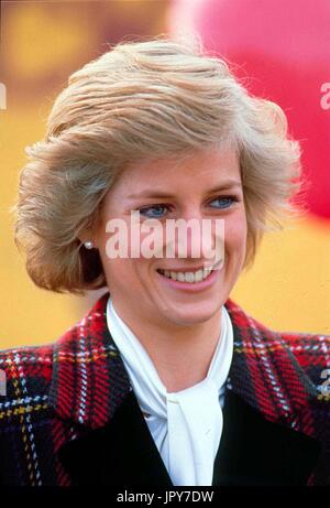 31. August 2017 feiert 20 Jahre seit Prinzessin Dianas Tod. Diana Princess of Wales starb an schweren Verletzungen in den frühen Morgenstunden des 31. August 1997 nach einem Autounfall in Paris. Im Bild: 12. Juli 1988 - Prinzessin Diana bei der Eröffnung der Bergspitze trocknen Ski-Pisten Beckton Alpen, East London. Bildnachweis: Globus Photos/ZUMAPRESS.com/Alamy Live-Nachrichten Stockfoto