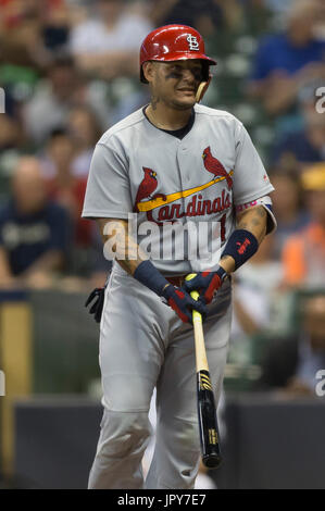 1. August 2017: St. Louis Cardinals Catcher Yadier Molina #4 während der Major League Baseball Spiel zwischen den Milwaukee Brewers und den St. Louis Cardinals im Miller Park in Milwaukee, Wisconsin. John Fisher/CSM Stockfoto