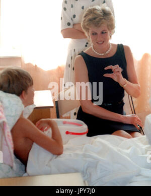 31. August 2017 feiert 20 Jahre seit Prinzessin Dianas Tod. Diana Princess of Wales starb an schweren Verletzungen in den frühen Morgenstunden des 31. August 1997 nach einem Autounfall in Paris. Im Bild: 15. Juni 1995 - Moskau, Russland - Prinzessin Diana bei Besuchsadresse Fliegerklub Kinderkrankenhaus Moskau im Juni 1995. Bildnachweis: PhotoXpress/ZUMAPRESS.com/Alamy Live-Nachrichten Stockfoto