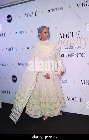 Mumbai, Indien. 2. August 2017. Jaya Bachchan gehen die Redcarpet während Vogue Indien vergibt Schönheit im Tajlandsend Hotel in Bandra Mumbai auf 2. Augest 2017. Bildnachweis: Prodip Guha/Alamy Live-Nachrichten Stockfoto