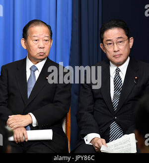 Tokio, Japan. 3. August 2017. Toshihiro Nikai (L), Japan die regierende Liberaldemokratische Partei Generalsekretär und Fumio Kishida, Japan ausgehende Außenminister und der neue Leiter der regierende Liberale Demokratische Partei Policy Research Council, eine Pressekonferenz in Tokio, Japan, 3. August 2017 teilnehmen. Der japanische Premierminister Shinzo Abe am Donnerstag bestellt veteran Verbündeten in seiner Nähe zu Schlüsselpositionen innerhalb der regierenden Liberaldemokratischen Partei (LDP), historisch niedrige öffentliche Fördersätze zu stärken, wobei Ausgewogenheit zwischen fraktionellen Einflüsse innerhalb der Partei zu helfen. Bildnachweis: Ma Ping/Xinhua/Alamy Live-Nachrichten Stockfoto
