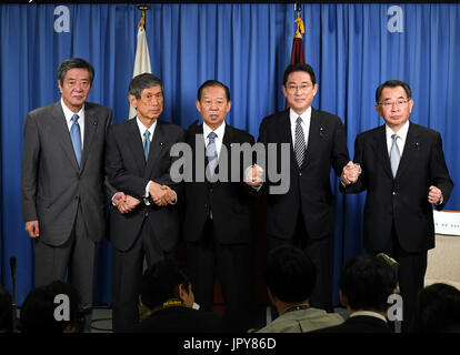 (170803)--TOKYO, 3. August 2017 (Xinhua)--(von links nach rechts) Wataru Takeshita, neuer Leiter der Japan regierende Liberaldemokratische Partei Entscheidungsfindung Generalrat, Masahiko Komura, Vice President für Japan der regierenden Liberal-Demokratischen Partei, Nikai Toshihiro, Japan der regierenden Liberal-Demokratischen Partei Sekretär allgemein, Fumio Kishida, Japan ist kontaktfreudig, Minister für auswärtige Angelegenheiten und der neue Chef der regierenden Liberal-Demokratischen Partei Politik Research Council , Ryu Shionoya, Japan ist ausgehende Bildungsminister und der neue Leiter der Partei Wahl Strategy Committee, Pose für Fotos während einer Press Confe Stockfoto
