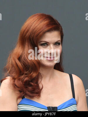 Universal City, Ca. 2. August 2017. Debra Messing, bei "Willen & Gnade" Beginn der Produktion Kick-Off-Veranstaltung und Banddurchtrennungszeremonie im Universal City Plaza In Kalifornien am 2. August 2017. Bildnachweis: Fs/Medien Punch/Alamy Live-Nachrichten Stockfoto