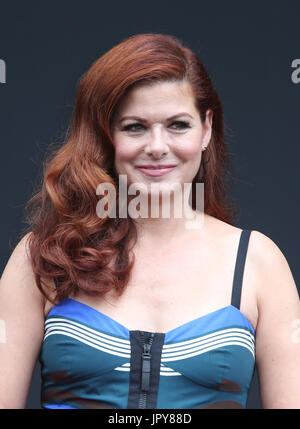 Universal City, Ca. 2. August 2017. Debra Messing, bei "Willen & Gnade" Beginn der Produktion Kick-Off-Veranstaltung und Banddurchtrennungszeremonie im Universal City Plaza In Kalifornien am 2. August 2017. Bildnachweis: Fs/Medien Punch/Alamy Live-Nachrichten Stockfoto