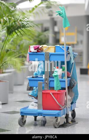 Reinigung von Geschirr, Deutschland, Stadt Osterode, 28. Juli 2017. Foto: Frank Mai | weltweite Nutzung Stockfoto