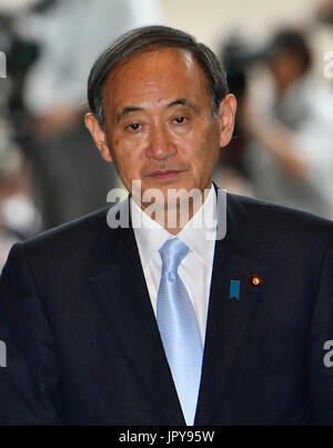 Tokio, Japan. 3. August 2017. Yoshihide Suga bleibt als Kabinett Chefsekretärin in der neu gemischt Kabinett von Premierminister Shinzo Abe am Donnerstag, 3. August 2017. Bildnachweis: Natsuki Sakai/AFLO/Alamy Live-Nachrichten Stockfoto