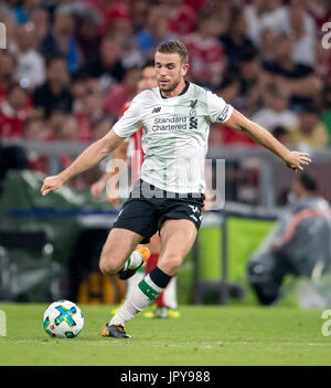 München, Deutschland. 1. August 2017. Liverpool Jordan Henderson in Aktion während des Spiels gegen Bayern München beim AUDI Cup 2017 in der Allianz Arena in München, 1. August 2017. -KEIN DRAHT-SERVICE · Foto: Thomas Eisenhuth/Dpa-Zentralbild/ZB/Dpa/Alamy Live News Stockfoto