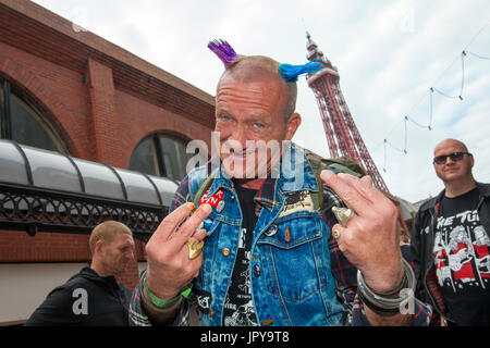 Blackpool, Lancashire, UK. 3. August 2017. Französischen Teilnehmer an Rebellion Festival weltweit größte Punk-Festival beginnt, wie Tausende von Punks in Blackpool für internationale Punk-Festival kommen. Anfang August, Blackpools Wintergärten ist Gastgeber für eine massive Reihe von Punk-Bands für die 21. Ausgabe der Rebellion Festival. Es gibt eine Franse Fest läuft neben dem main Event. Namens "At the Edge" mit einer Kunstausstellung, Vintage-Kleidung und eine engagierte stall Dr Martens. Kredite; MediaWorldImages/AlamyLiveNews. Stockfoto