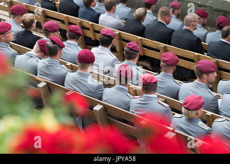 Fretzlar, Deutschland. 3. August 2017. Deutsche Soldaten sitzen in die Kathedrale St. Peter in Fretzlar, Deutschland, 3. August 2017. Zwei deutsche Soldaten aus Fritzlar starb, als ihr Hubschrauber in Mali, 26. Juli 2017 abgestürzt. Foto: Swen Pförtner/Dpa/Alamy Live News Stockfoto