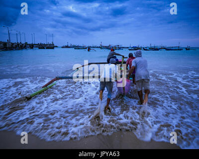 Kuta, Bali, Indonesien. 3. August 2017. Dorfbewohner schieben ihre Ausleger-Kanus in der Brandung vor Sonnenaufgang am Jimbrana Strand in Kuta. Der Strand liegt in der Nähe des Flughafens und eine kurze Autofahrt von den anderen Stränden im Südosten Bali. Jimbrana war ursprünglich ein Fischerdorf mit einem geschäftigen Markt. Vor etwa 25 Jahren Entwickler begann mit dem Bau von Restaurants und Hotels entlang der Strand und Land Preise steigen. Der neue Schwerpunkt auf Tourismus verändert sich die Natur der Gegend, aber die Fischer sind noch damit beschäftigt, in den sehr frühen Morgenstunden. Bildnachweis: Jack Kurtz/ZUMA Draht/Alamy Live-Nachrichten Stockfoto