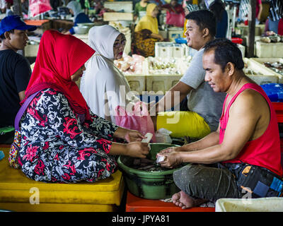 Kuta, Bali, Indonesien. 3. August 2017. Arbeiter in der Kedonganan Fischmarkt am Jimbrana Strand in Kuta. Der Strand liegt in der Nähe des Flughafens und eine kurze Autofahrt von den anderen Stränden im Südosten Bali. Jimbrana war ursprünglich ein Fischerdorf mit einem geschäftigen Markt. Vor etwa 25 Jahren Entwickler begann mit dem Bau von Restaurants und Hotels entlang der Strand und Land Preise steigen. Der neue Schwerpunkt auf Tourismus verändert sich die Natur der Gegend, aber die Fischer sind noch damit beschäftigt, in den sehr frühen Morgenstunden. Bildnachweis: Jack Kurtz/ZUMA Draht/Alamy Live-Nachrichten Stockfoto