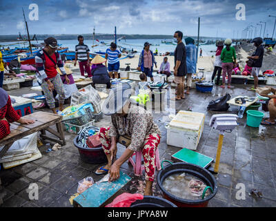 Kuta, Bali, Indonesien. 3. August 2017. Eine informelle Fisch-Marker auf dem Steg am Jimbrana Strand in Kuta. Der Strand liegt in der Nähe des Flughafens und eine kurze Autofahrt von den anderen Stränden im Südosten Bali. Jimbrana war ursprünglich ein Fischerdorf mit einem geschäftigen Markt. Vor etwa 25 Jahren Entwickler begann mit dem Bau von Restaurants und Hotels entlang der Strand und Land Preise steigen. Der neue Schwerpunkt auf Tourismus verändert sich die Natur der Gegend, aber die Fischer sind noch damit beschäftigt, in den sehr frühen Morgenstunden. Bildnachweis: Jack Kurtz/ZUMA Draht/Alamy Live-Nachrichten Stockfoto