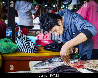 Kuta, Bali, Indonesien. 3. August 2017. Arbeiter in der Kedonganan Fischmarkt am Jimbrana Strand in Kuta. Der Strand liegt in der Nähe des Flughafens und eine kurze Autofahrt von den anderen Stränden im Südosten Bali. Jimbrana war ursprünglich ein Fischerdorf mit einem geschäftigen Markt. Vor etwa 25 Jahren Entwickler begann mit dem Bau von Restaurants und Hotels entlang der Strand und Land Preise steigen. Der neue Schwerpunkt auf Tourismus verändert sich die Natur der Gegend, aber die Fischer sind noch damit beschäftigt, in den sehr frühen Morgenstunden. Bildnachweis: Jack Kurtz/ZUMA Draht/Alamy Live-Nachrichten Stockfoto