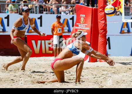 Wien, Österreich. 3. August 2017. Runde 16 Ausscheidungskampf zwischen Barbora HERMANNOVA, Marketa SLUKOVA (CZE) und Lauren FENDRICK, April ROSS (USA) bei der FIVB Beach Volleyball World Championships in Wien. Bildnachweis: Petr Toman/Alamy Live-Nachrichten Stockfoto