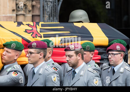 Fritzlar, Deutschland. 3. August 2017. Soldaten tragen einen Sarg aus die Kathedrale St. Peter in Fritzlar, Deutschland, 3. August 2017. Zwei deutsche Soldaten aus Fritzlar starb, als ihr Hubschrauber in Mali, 26. Juli 2017 abgestürzt. Foto: Swen Pförtner/Pool/Dpa/Alamy Live News Stockfoto