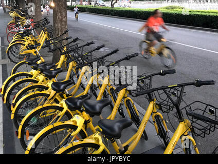 (170803)--Peking, 3. August 2017 (Xinhua)--Foto von Handy zeigt gemeinsame Fahrräder auf einem Bürgersteig in Peking, Hauptstadt von China, 3. August 2017. Die chinesische Regierung hat am Donnerstag, Bike-sharing-Dienste Regeln, die aber führte zu städtischen Managementherausforderungen landesweit dröhnte haben Richtlinien erlassen. (Xinhua/Luo Xiaoguang) (Mcg) Stockfoto