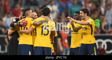 München, Deutschland. 2. August 2017. Madrid-Spieler feiern ihren Triumph in der Audi Cup Finale Fußballspiel zwischen Atletico Madrid und FC Liverpool in der Allianz Arena in München, Deutschland, 2. August 2017. Foto: Andreas Gebert/Dpa/Alamy Live-Nachrichten Stockfoto