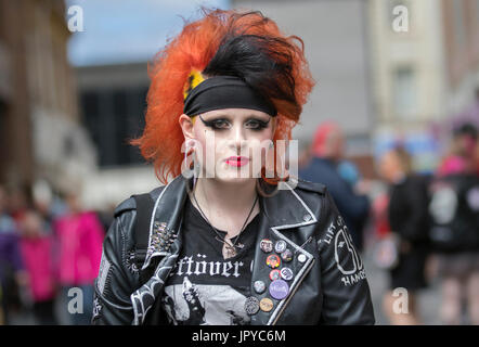 Blackpool, Lancashire, UK. 3. August 2017. ISKA aus Birminham an der Rebellion Festival weltweit größte Punk-Festival beginnt, wie Tausende von Punks in Blackpool für internationale Punk-Festival kommen. Anfang August, Blackpools Wintergärten ist Gastgeber für eine massive Reihe von Punk-Bands für die 21. Ausgabe der Rebellion Festival. Es gibt eine Franse Fest läuft neben dem main Event. Namens "At the Edge" mit einer Kunstausstellung, Vintage-Kleidung und eine engagierte stall Dr Martens. Kredite; MediaWorldImages/AlamyLiveNews. Stockfoto