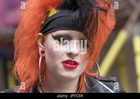 Ear Stretching, lobe "Eichung" in Blackpool, Lancashire, UK. Iska mit durchbohrten Ohren, kunststoffeinsätze und tragen große Ohrringe aus Birminham. Der Rebellion Festival weltweit größte Punk Festival beginnt, als Tausende von Punks in Blackpool für internationale Punk Rock alternative Music Festivals ankommen. Anfang August Blackpool Winter Gardens ist Gastgeber für eine massive Line up von Bands, Fans & Mohawk - sporting Wippen. Stockfoto