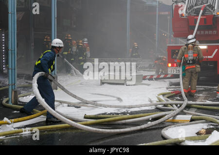 Tokio, Japan. 3. August 2017. Feuerwehrleute versuchen, ein Feuer unter Kontrolle außerhalb der Tsukiji-Fischmarkt am 3. August 2017, in Tokio, Japan zu bringen. Das Feuer begann am Nachmittag des Donnerstag 3. wenn der Bereich der kleinen Straßen und Sushi Stände außerhalb des Marktes mit ausländischen Touristen beschäftigt war. Bildnachweis: Rodrigo Reyes Marin/AFLO/Alamy Live-Nachrichten Stockfoto