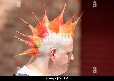 Eine Punk Rock Rebel Rebellion rebellion Blackpool festival Spike ährentragend spiky Mohican mohawk Haar frisur Outlaw steampunk Doc Martens rock Rocker Stockfoto