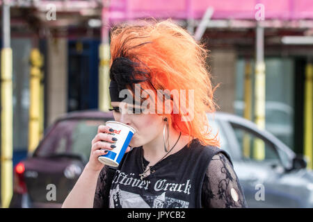 Eine Punk Rock Rebel Rebellion rebellion Blackpool festival Spike ährentragend spiky Mohican mohawk Haar frisur Outlaw steampunk Doc Martens rock Rocker Stockfoto