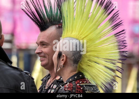Eine Punk Rock Rebel Rebellion rebellion Blackpool festival Spike ährentragend spiky Mohican mohawk Haar frisur Outlaw steampunk Doc Martens rock Rocker Stockfoto