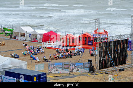 Brighton, UK. 3. August 2017. Kinobesucher packen Sie sich Warm gegen die starken Winde auf der Großleinwand Brighton am Strand wie das unruhige Wetter an der Südküste weiter, aber es wird voraussichtlich um in den nächsten Tagen Credit zu verbessern: Simon Dack/Alamy Live News Stockfoto