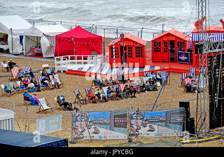 Brighton, UK. 3. August 2017. Kinobesucher packen Sie sich Warm gegen die starken Winde auf der Großleinwand Brighton am Strand wie das unruhige Wetter an der Südküste weiter, aber es wird voraussichtlich um in den nächsten Tagen Credit zu verbessern: Simon Dack/Alamy Live News Stockfoto