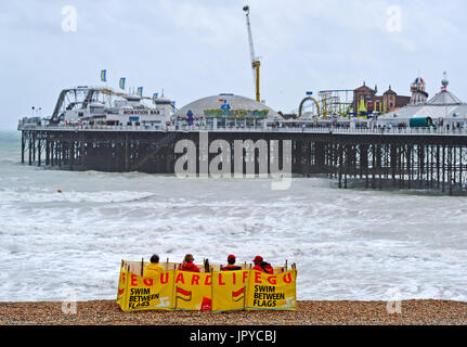 Brighton, UK. 3. August 2017. Rettungsschwimmer wachen auf Brighton Beach bei starkem Wind wie unruhige Wetter entlang der Südküste weiter, aber es wird voraussichtlich um in den nächsten Tagen Credit zu verbessern: Simon Dack/Alamy Live News Stockfoto