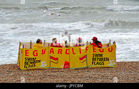 Brighton, UK. 3. August 2017. Rettungsschwimmer wachen auf Brighton Beach bei starkem Wind wie unruhige Wetter entlang der Südküste weiter, aber es wird voraussichtlich um in den nächsten Tagen Credit zu verbessern: Simon Dack/Alamy Live News Stockfoto