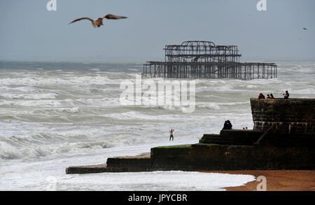 Brighton, UK. 3. August 2017. Düsteren Himmel und Meer auf Brighton Strand wie das unbesiedelte Sommerwetter an der Südküste weiter, aber es wird voraussichtlich um in den nächsten Tagen Credit zu verbessern: Simon Dack/Alamy Live News Stockfoto