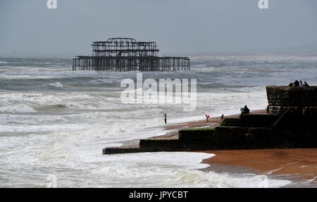 Brighton, UK. 3. August 2017. Düsteren Himmel und Meer auf Brighton Strand wie das unbesiedelte Sommerwetter an der Südküste weiter, aber es wird voraussichtlich um in den nächsten Tagen Credit zu verbessern: Simon Dack/Alamy Live News Stockfoto