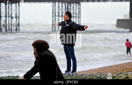 Brighton, UK. 3. August 2017. Starker Wind am Strand von Brighton, wie das unbesiedelte Sommerwetter an der Südküste weiter, aber es wird voraussichtlich um in den nächsten Tagen Credit zu verbessern: Simon Dack/Alamy Live News Stockfoto