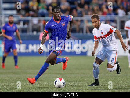 2. August 2017: Miami FC Mittelfeldspieler Kwadwo Poku (10)-Laufwerke der Ball von FC Cincinnati Mittelfeldspieler Kenney Walker (6) während einer Lamar Hunt US Open Cup Viertelfinal gefolgt-match zwischen FC Cincinnati Vs Miami FC im Riccardo Silva Stadium in Miami, Florida. FC Cincinnati gewann 1: 0. Mario Houben/CSM Stockfoto