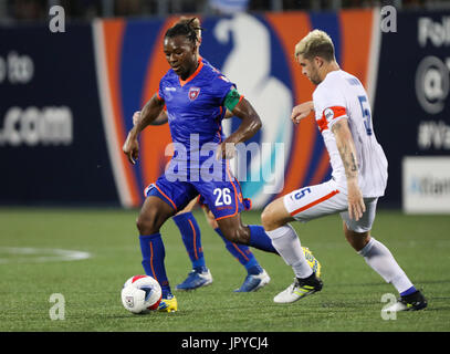 2. August 2017: Miami FC Mittelfeldspieler Michael Lahoud (26) treibt den Ball durch FC Cincinnati Mittelfeldspieler Aodhan Quinn (5) herausgefordert im Lamar Hunt US Open Cup Viertelfinale Spiel zwischen FC Cincinnati Vs Miami FC im Riccardo Silva Stadium in Miami, Florida. FC Cincinnati gewann 1: 0. Mario Houben/CSM Stockfoto