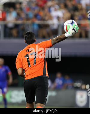 2. August 2017: Miami FC-Torwart liefert Mario Daniel Vega (17) den Ball an das Team während einer Lamar Hunt US Open Cup Viertelfinal-match zwischen FC Cincinnati Vs Miami FC im Riccardo Silva Stadium in Miami, Florida. FC Cincinnati gewann 1: 0. Mario Houben/CSM Stockfoto