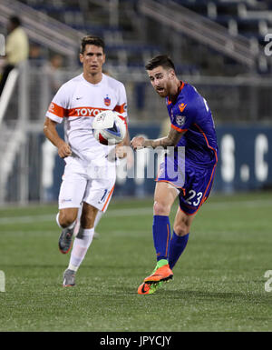 2. August 2017: Miami FC Mittelfeldspieler Blake Smith (23) geht der Ball, gefolgt von FC Cincinnati vorwärts Danni Konig (11), während ein Lamar Hunt US Open Cup Viertelfinale Spiel zwischen FC Cincinnati Vs Miami FC im Riccardo Silva Stadium in Miami, Florida. FC Cincinnati gewann 1: 0. Mario Houben/CSM Stockfoto