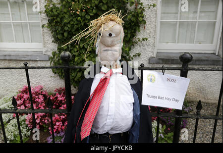 Durrow, Irland. 3. August 2017. Donald Trump Themen Vogelscheuche, mit dem Titel "Trumpf schlechten Heu Tag" sitzt außerhalb einer Teilnahme der Durrow Scarecrow Festival läuft noch bis 7. August im Dorf Durrow, Co. Laois, Irland, und ist jetzt in der 8. Jahr. Bildnachweis: Laura Hutton/Alamy Live-Nachrichten. Stockfoto