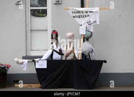 Durrow, Irland. 3. August 2017. Unter dem Motto "Pirates of the Caribbean" Vogelscheuche nimmt Teil am Durrow Scarecrow Festival läuft noch bis 7. August im Dorf Durrow, Co. Laois, Irland, und ist jetzt in der 8. Jahr. Bildnachweis: Laura Hutton/Alamy Live-Nachrichten. Stockfoto