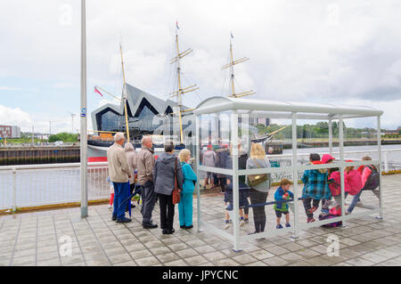 Glasgow, Schottland. 3. August 2017. Großbritannien Wetter. Passagiere warten an den Ufern des Flusses Clyde für die Govan Fähre zu nehmen sie über das Riverside Museum und Großsegler, lebhafteste, an einem sonnigen Tag mit teils sonnig und häufige schwere Duschen Credit: Skully/Alamy Live News Stockfoto