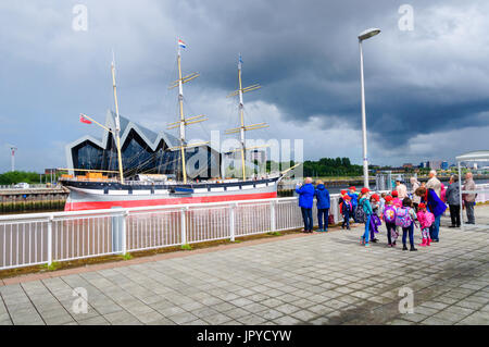 Glasgow, Schottland. 3. August 2017. Großbritannien Wetter. Passagiere warten an den Ufern des Flusses Clyde für die Govan Fähre zu nehmen sie über das Riverside Museum und Großsegler, lebhafteste, an einem sonnigen Tag mit teils sonnig und häufige schwere Duschen Credit: Skully/Alamy Live News Stockfoto