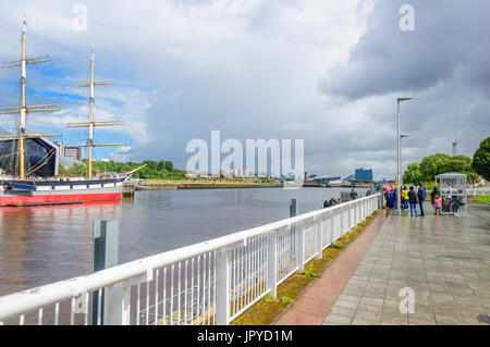Glasgow, Schottland. 3. August 2017. Großbritannien Wetter. Passagiere warten an den Ufern des Flusses Clyde für die Govan Fähre zu nehmen sie über das Riverside Museum und Großsegler, lebhafteste, an einem sonnigen Tag mit teils sonnig und häufige schwere Duschen Credit: Skully/Alamy Live News Stockfoto