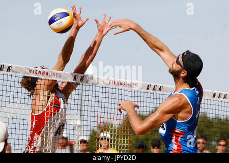 Wien, Österreich. 3. August 2017. Runde 16 Ausscheidungskampf zwischen John HYDEN, Ryan DOHERTY (USA) und Aleksandrs SAMOILOVS, Janis SMEDINS (LAT) an die FIVB Beach Volleyball World Championships in Wien. Bildnachweis: Petr Toman/Alamy Live-Nachrichten Stockfoto