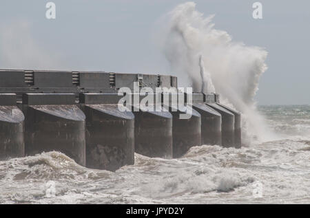 Brighton, East Sussex, Großbritannien. August 2017. Wind weht über 40 mph die Wellen an der Südküste hoch. Stockfoto