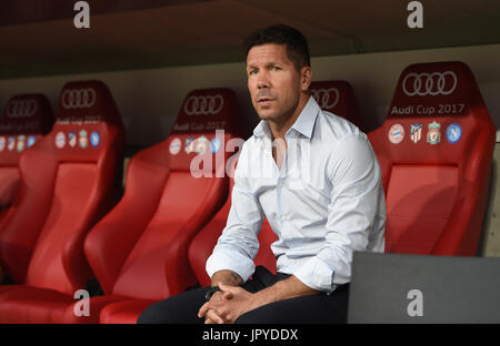 München, Deutschland. 2. August 2017. Madrids Trainer Diego Simeone sitzt auf die Bank während der Audi Cup Finale Fußball passen zwischen Atletico Madrid und FC Liverpool in der Allianz Arena in München, Deutschland, 2. August 2017. Foto: Andreas Gebert/Dpa/Alamy Live-Nachrichten Stockfoto